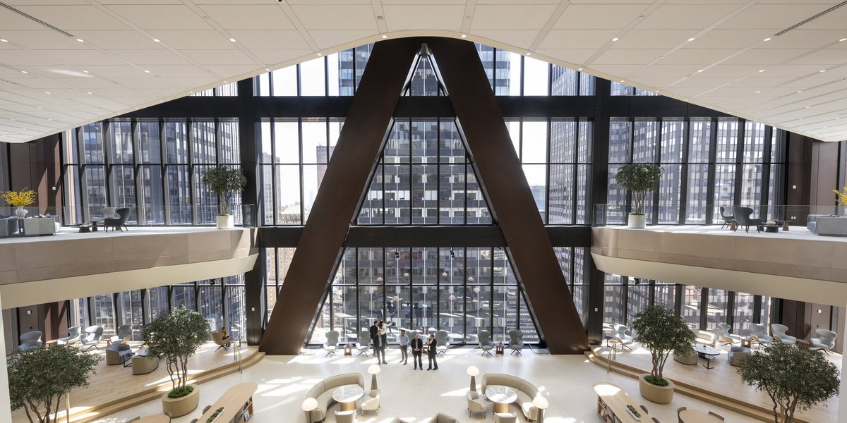 TheB1M's tweet image. New York has a new icon. After several years of construction, today marks the official opening of 270 Park Avenue, a $3BN skyscraper that will become the global headquarters of JP Morgan Chase. 

Designed @FosterPartners, the supertall structure stands 423-metres above the…