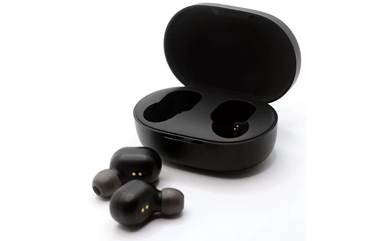 SafetyHealthMag's tweet image. They keep us in the zone – and that’s the problem. Oregon OSHA warns that earbuds can isolate workers from sounds that keep them safe. Learn more with our new Safety Tip: bit.ly/4nmoilv