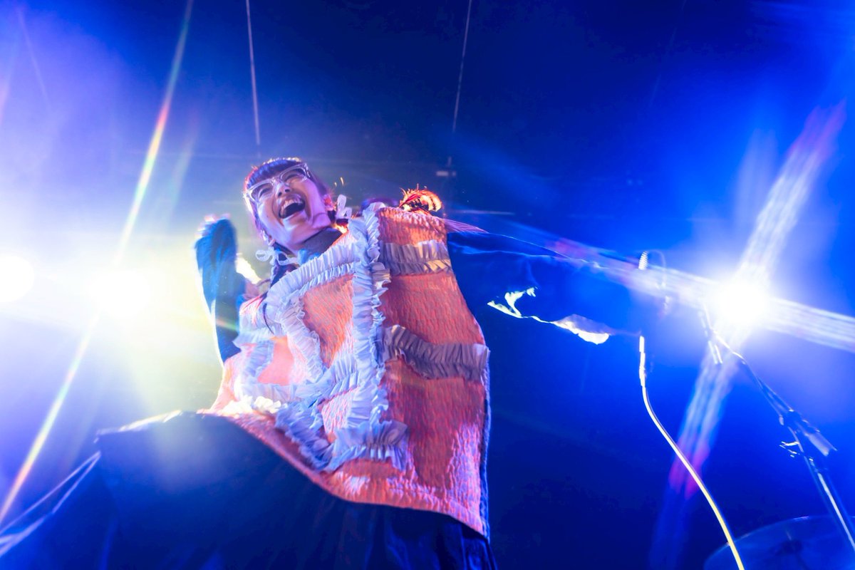 なぜこの人は今ステージ上で猫ミームを