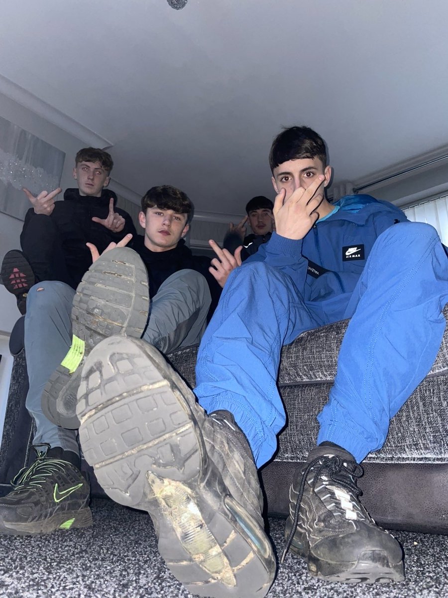 4 scally alphas chillin whos serving?😈

#findom #scally #alpha #dom