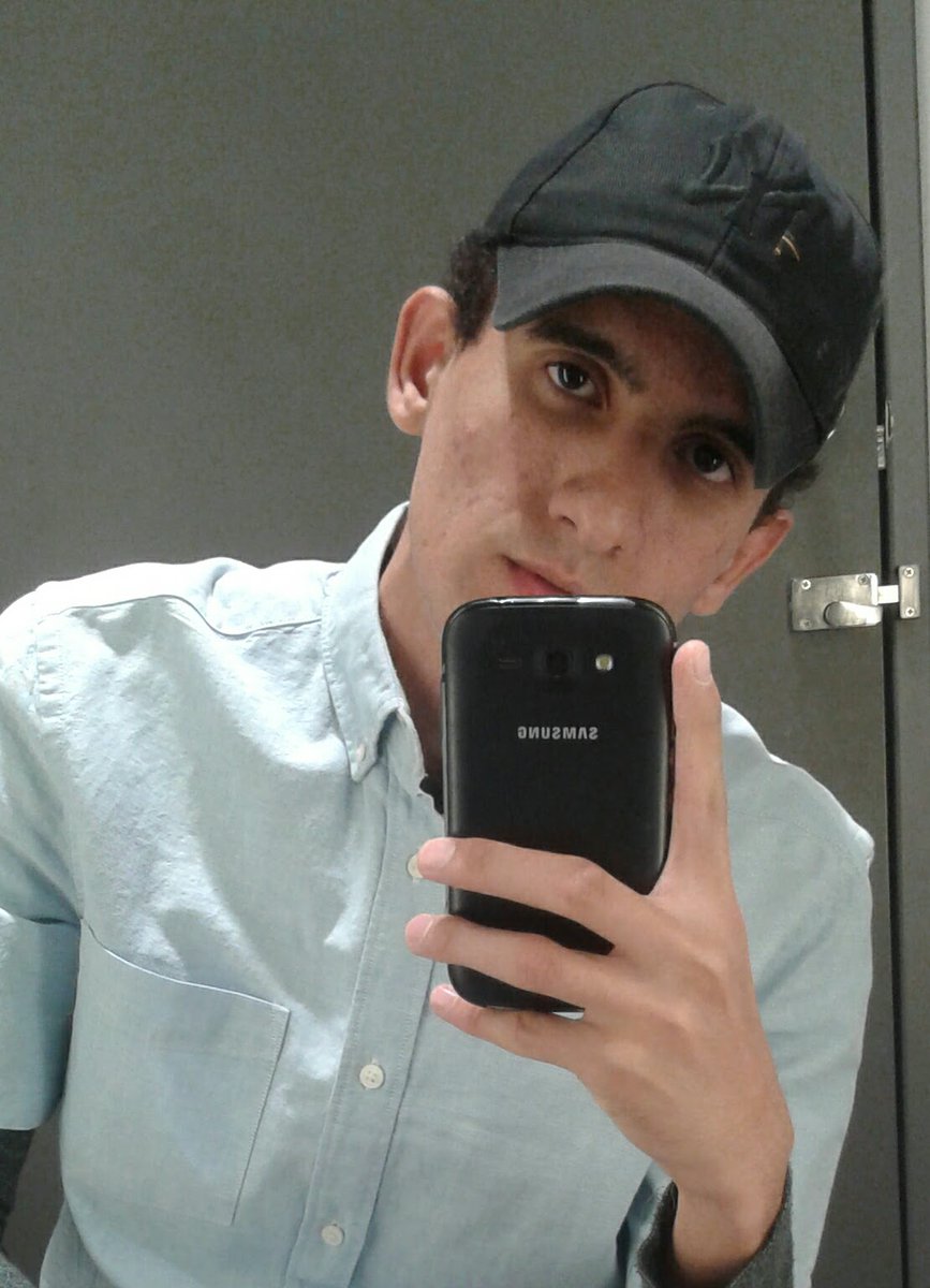 IchbinMohamed's tweet photo. عشت في المرحلة دي معظم حياتي تقريبا، وقت ما بدأت اتعلم الماني، كان حلم، ووقتها قولت لو هحلم فخلي الحلم كبير جدا, هي الاحلام بفلوس، وبدات بجهاز كمبيوتر Pentium 4 اقدم من الي في الصورة بس وقتها مكنش معايا موبايل بكاميرا ومكنتش بصور، ثم تطور الامر وجبنا الكيسة الجديدة دي، وهو كان مكتب واحد في الشقة مشترك للعيلة كلها، فانا مش متاح ليا اقعد عليه في اي وقت واذاكر، كانت بعتمد على ال pdf عشان حرفيا مكنش في فلوس اطبع الكتاب وبستخدم كشكول المدرسة الصغير للمذاكرة لاني مكنش في فلوس برده اجيب كشكول بسلك، فضلت كده، فترة كبيرة، وكنت فرحان جدا جدا وقت ما جالي 200 جنيه واشتريت الكتب بدل من ال pdf عشان اعرف اذاكر في الاوضة او اي مكان بدلا ما استنى الكمبيوتر يفضى، قعدت قرابة السنتين ببدأ اللغة ومش عارف ابدأ وكل شوية اعيد من الاول من بدايات 2019، قعدت 5 سنين بذاكر ال A1 وال A2 لوحدي، اخدت لفة كبيرة جدا على كل المناهج والمواقع واليوتيوب وعلى اي حاجه بتعلم الماني. 

كان معايا وقتها موبايل سامسونج جراند 4 جيجا، مكنش بيستحمل الواتس اب والفيس بوك مع بعض عليه، لازم اضحي بحاجة، وده كان تطور بالنسبة اول مرة امسك موبايل تاتش كان في تالتة جامعة، افتكر اني في وقت من الاوقات كنت عامل اكونت الانسجرام بتاعي على تليفون واحد صحبي وكنت كل ما اشوفه عشان افتح اشوف حد بعتلي حاجه او انزل حاجه وكده.

بس انا بحمد ربنا اني كنت من المحظوظين الب عندهم جهاز كمبيوتر وعنده انترنت وموبايل بيدخل على الانترنت، ومعايا الوقت وشوية تفكير في عقلي، في عام 2019 وقت ما كنت بشوف في ناس كتير معندهاش الي عندي، وكنت مبسوط جدا جدا.

بدأت بعدها اشتغل من بعد الجيش في احد الشركات وكان عمري 24 سنة ونص وفضلت سنة ونص بشتغل بمتوسط مرتب 5,000 جنيه وكله كان ضايع في المواصلات وعالشغل وعالبيت.

بدأ يكون ليا حياة خاصة ودخل كويس خاص وابدأ اعيش جزء من الي معشتهوش في ال 26 سنة، بقالي قرابة السنتين عايش حياة اول مرة اعيشها، ومذاكرة وشغل في اغلى الكافيهات بشكل يومي تقريبا، وماك بوك وغيرت اكتر من موبايل ايفون وهدوم كلها براندات، انا لسه جايب ساعة كانت بمرتب اكتر من شهر من سنتين او حاجه، وامور كتير

انا مش عارف ايه ده، ولكن الي انا عارفه ان ربنا بيختبر الإنسان في موقفين، وقت ما ميكونش معاك حاجه خالص، يشوف كيف صبرك، ووقت ما يكون معاك كل الي كنت بتحلم بيه واكتر ويشوف ازاي هتتصرف فيه، اسأل الله العفو والعافيه، وان يوفقني لصالح الأعمال ديما وان يرزقنا جميعا ويبارك لنا ديما في عفو وعافية

وان آخر دعوانا ان الحمدلله رب العالمين ❤️