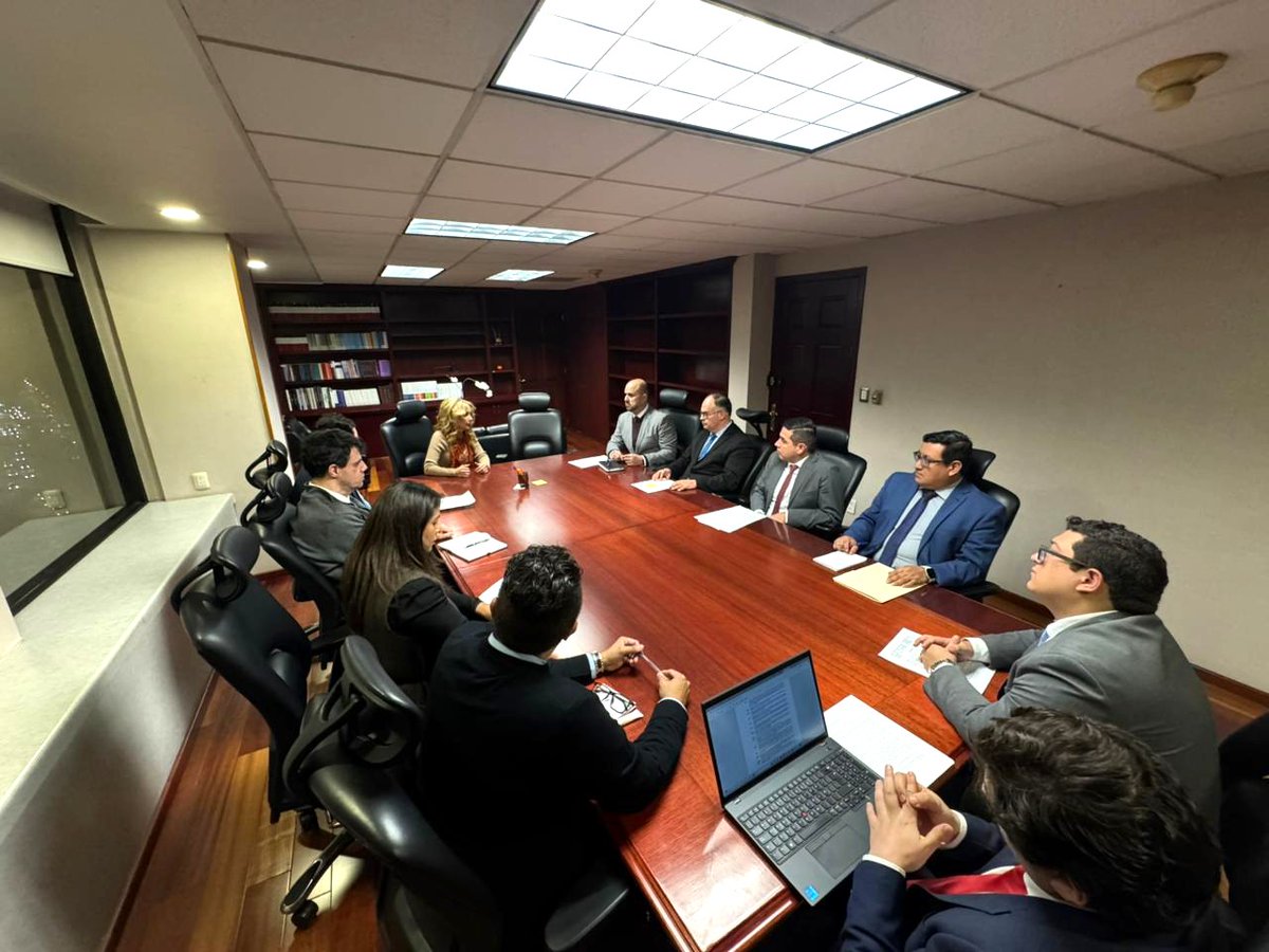 LRomo18's tweet image. 👩‍⚖️Sostuvimos una reunión de trabajo con el equipo que integran las diferentes comisiones de área en el @OAJ_Mex. Conformando así, nuevos proyectos que fortalecerán la impartición de justicia. ⚖️
#NuevoPoderJudicial #JusticiaParaTodos