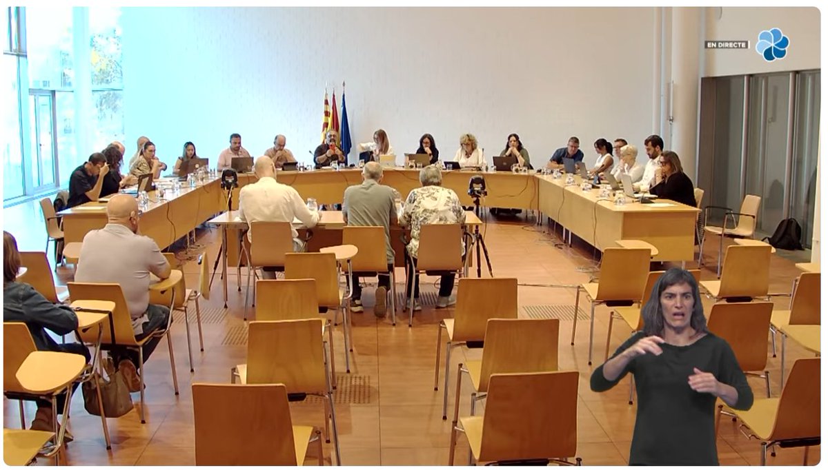 santperederibes's tweet image. Comença el plenari d&apos;octubre de 2025 amb la lectura d&apos;un manifest per una societat lliure d&apos;edatisme, amb motiu del Mes de les Persones Grans. #pleSPRibes