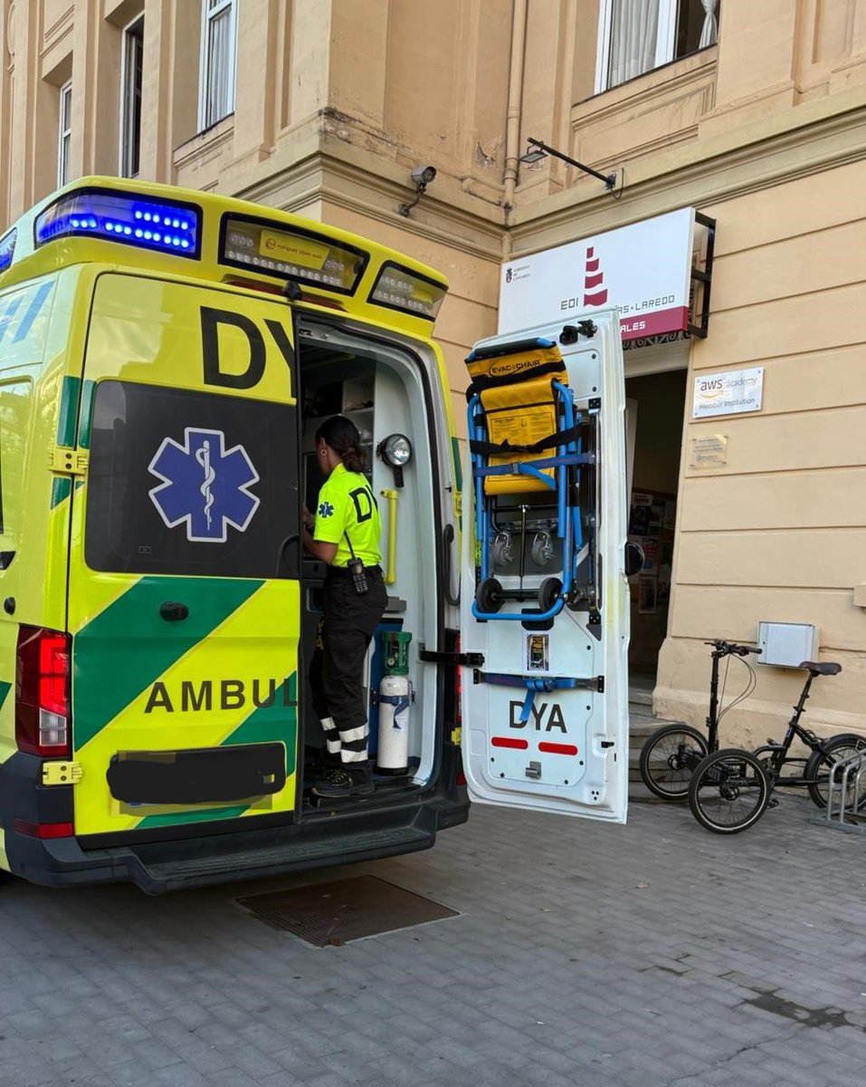 17:05 Urgencia en centro educativo #Castrourdiales Solicitan ambulancia SVB #DYA por menor con pérdida de consciencia. Tras valoración y oxigenoterapia y no recuperación, se solicita SVA 061 Cantabria que se hace cargo.