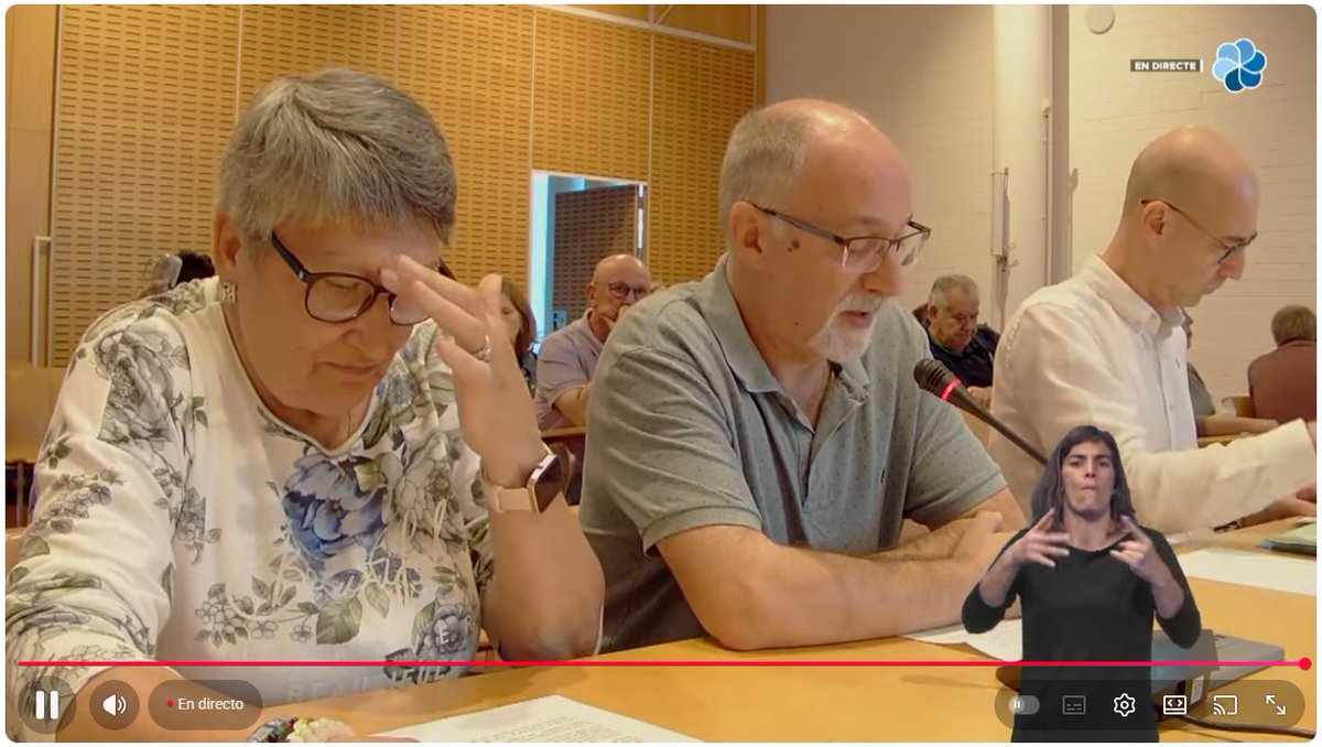 santperederibes's tweet image. Dos representants del col·lectiu de persones grans fan la lectura del manifest per una societat lliure d&apos;edatisme, tot fent una crida al respecte i a la col·laboració intergeneracional. #pleSPRibes