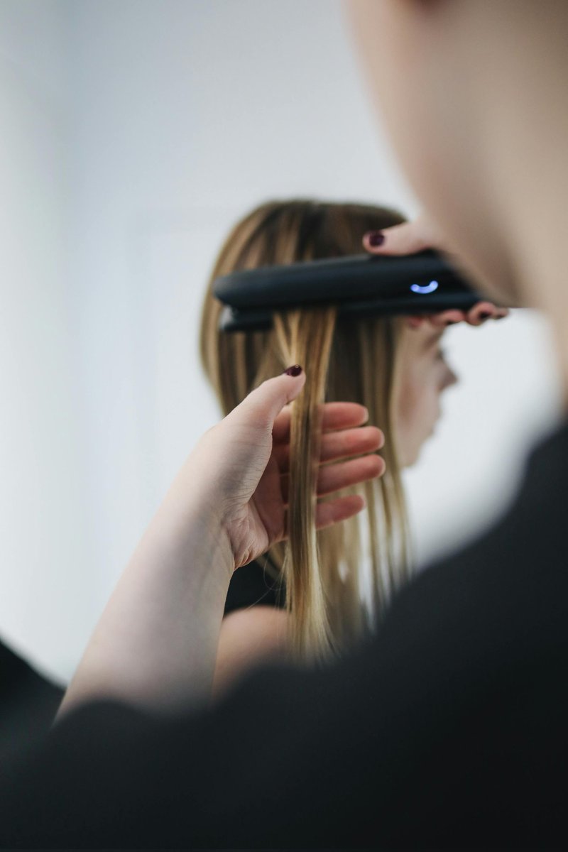 ¿Por qué al aplicar CALOR nuestro CABELLO cambia de FORMA? 🤔

Las proteínas que forman cada cabello se unen como si fuera un velcro, formando puentes.

Estos puentes se rompen cuando aplicamos calor, cambiando la forma del pelo.