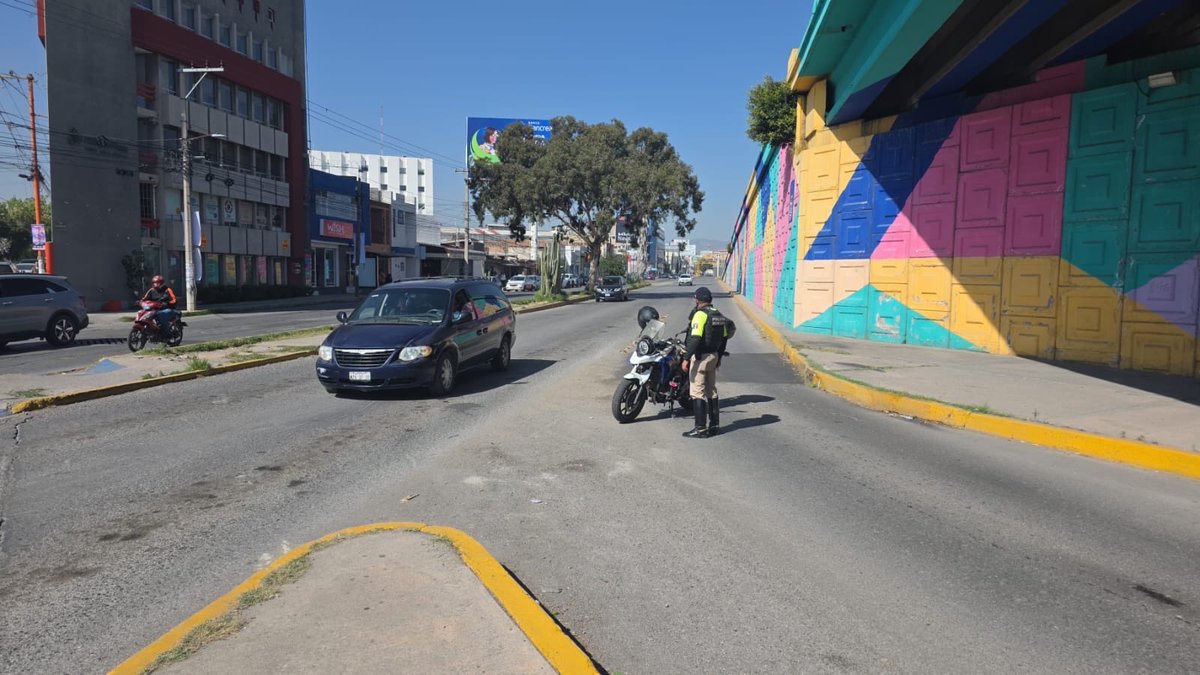 SSPCSLP's tweet image. ⚪️🔵 #ReporteVial 🚨#VialidadSLP 

⚠️Atención

🚧⛔️Se mantiene cierre de circulación en carriles centrales de Salvador Nava Mtz. a la altura del asta bandera, ambas direcciones 

‼️Contingente de estudiante arriba al cruce de Cordillera de los Alpes e Himalaya avanzan hacia…