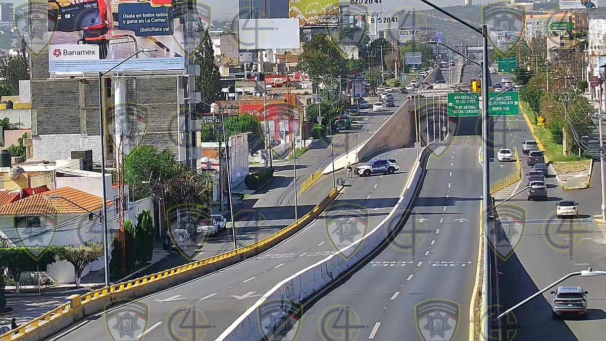 SSPCSLP's tweet image. ⚪️🔵 #ReporteVial 🚨#VialidadSLP 

⚠️Atención

🚧⛔️Se mantiene cierre de circulación en carriles centrales de Salvador Nava Mtz. a la altura del asta bandera, ambas direcciones 

‼️Contingente de estudiante arriba al cruce de Cordillera de los Alpes e Himalaya avanzan hacia…