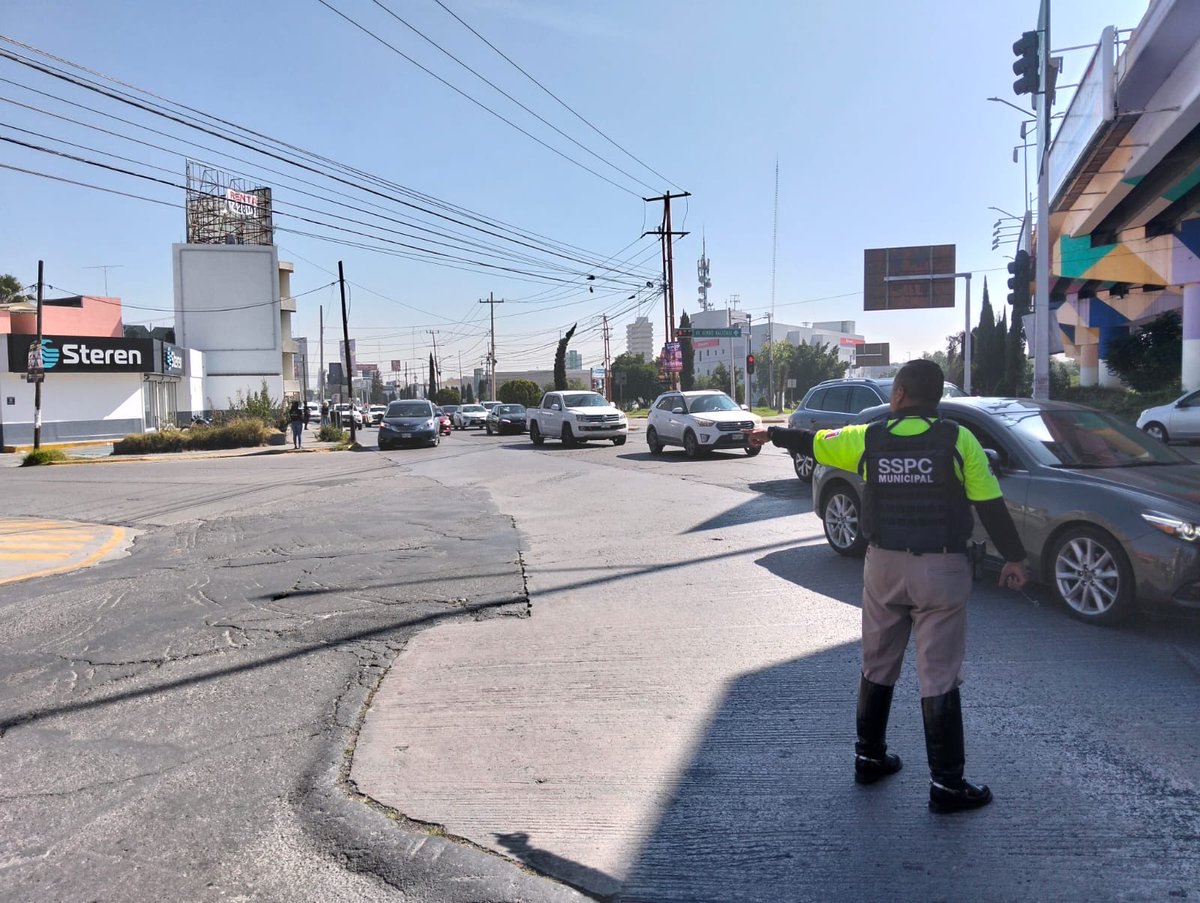 SSPCSLP's tweet image. ⚪️🔵 #ReporteVial 🚨#VialidadSLP 

⚠️Atención

🚧⛔️Se mantiene cierre de circulación en carriles centrales de Salvador Nava Mtz. a la altura del asta bandera, ambas direcciones 

‼️Contingente de estudiante arriba al cruce de Cordillera de los Alpes e Himalaya avanzan hacia…