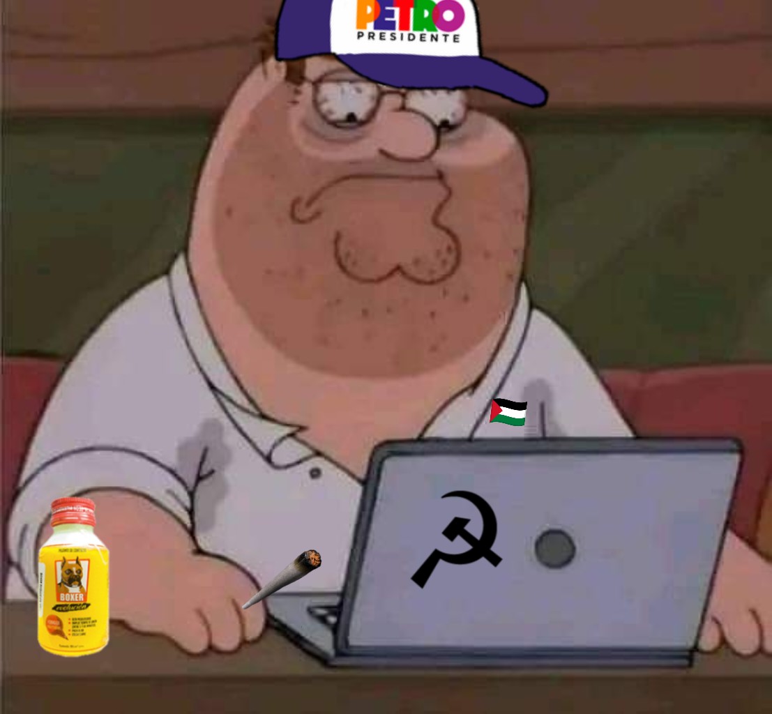 Petristas viendo la lectura del fallo en segunda instancia del caso Uribe