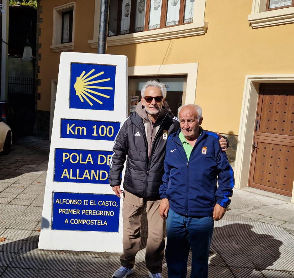No hay peregrino q se resista a la parada para reponer energías en Pola d Allande.
Jesús Martínez, con nuestros socios allandeses Marcelo y Teté después del avituallamiento 💪🏻
#CaminoPrimitivo #NuncaCaminarasSolo #CorazonAzul #SiempreContigo #PAO #PolaDeAllande #CaminoDeSantiago