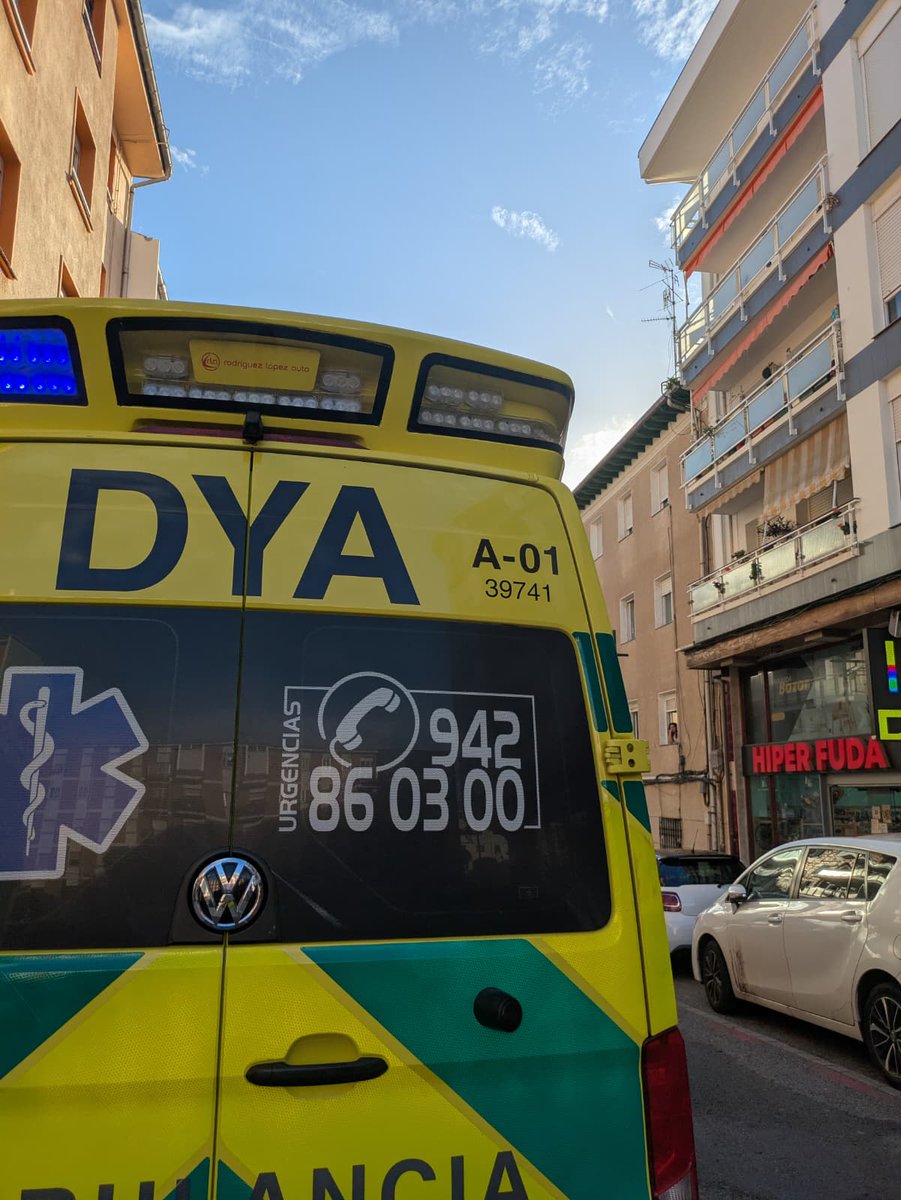 17:35 Urgencia domiciliaria #Castrourdiales por persona con agravamiento de enfermedad. Ambulancia SVB #DYA tras valoración y toma de constantes, traslado al CS Cotolino.