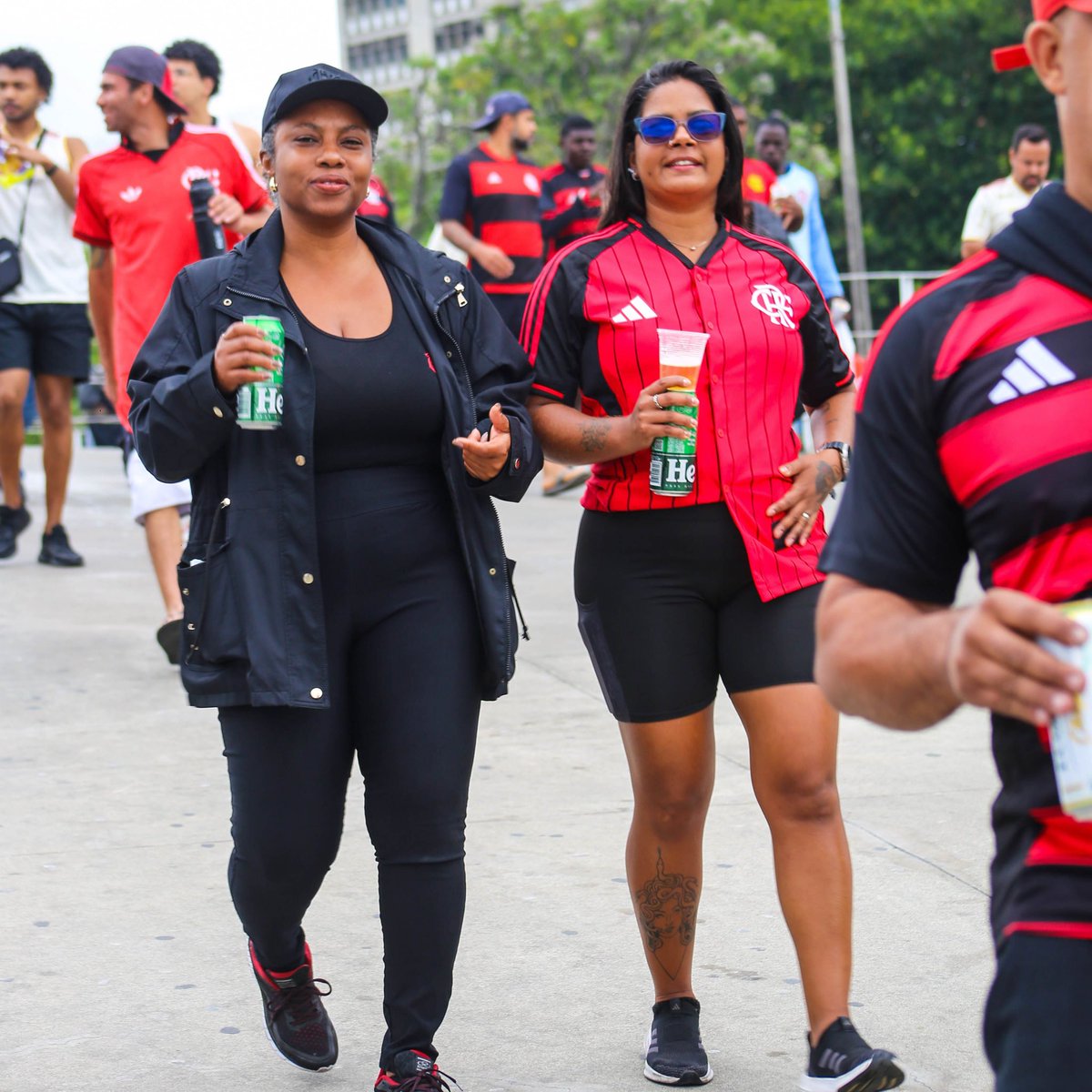 JaqueSillva's tweet photo. Domingo incrível, com uma parceria melhor ainda — o resultado? Invictas, é claro! 💪🏾
Bebemos, gargalhamos e vencemos! 🍻
E no dia seguinte… gargalhamos ainda mais vendo os vídeos que jamais serão postados! 🤣🤣🤣

#ToNoMaraca #Flamengo #Rj #SomosUmaNacao #Tjf #Amor https://t.co/2W2oJe4tCH
