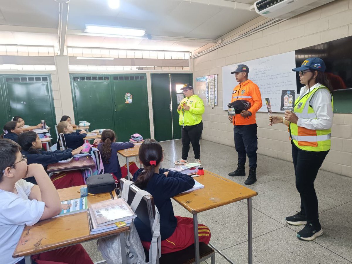 InttContigo's tweet photo. El INTT impulsa la educación vial en la Unidad Educativa "Los Cedros", ubicada en el municipio Valera, parroquia Mercedes Díaz mediante actividades formativas dirigidas a niños y niñas del 5to grado. https://t.co/MGbw6hVM4L