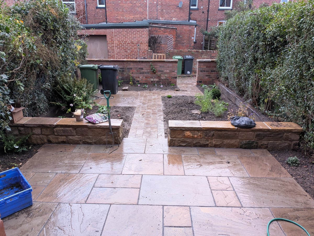 Left work a bit early. Planted plants in the rain for an hour. Listened to the latest <a href="/lfg_uk/">Looking for Growth</a> podcast with <a href="/jujulemons/">Julia Willemyns</a> and <a href="/jo3hill/">Joe Hill</a> --- my favourite moment was <a href="/NwprtNarrative/">James Newport</a> moaning about how far away from London Liverpool is. Felt like me in reverse. pca.st/episode/465618…