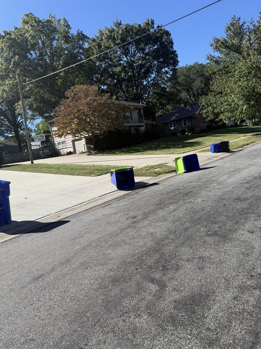 ACWatsonKC's tweet photo. @DisposalKc why do I pay this kind of service? Can we please do better? #DoBetter 
#wethinkyoucan https://t.co/wB9WWRCpaS
