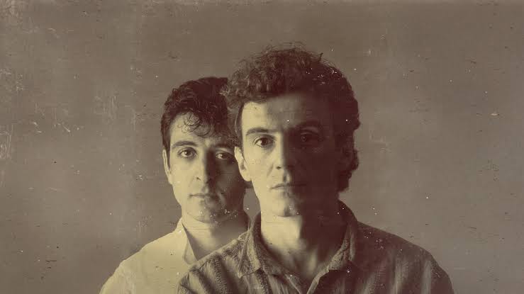 L'argument de "el último de la fila se l'han passat per WhatsApp o com va?