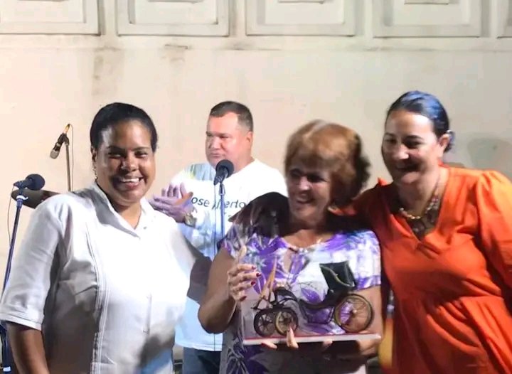 Gracias Marta Bonet por su acompañamiento y amor desbordado en #ProvinciaGranma  en esta #31FiestaDeLaCubanía 

#Bayamo le regala un coche para que siempre vuelva.
#LaPatriaEnMiVoz
#CubaEsCultura