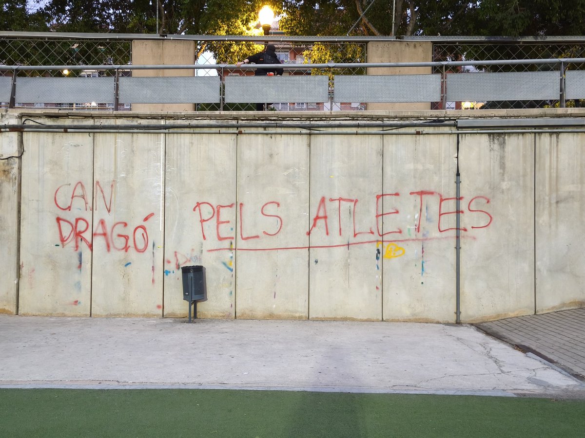 toni_edo's tweet photo. Entre Nou barris i Sant Andreu 330.000 persones amb només una pista d'atletisme, a Can Dragó. 
Sabeu on han pensat que poden fer un camp de futbol?
No teniu vergonya @bcn_ajuntament @BCN_esports https://t.co/WLEOBj5Rm2