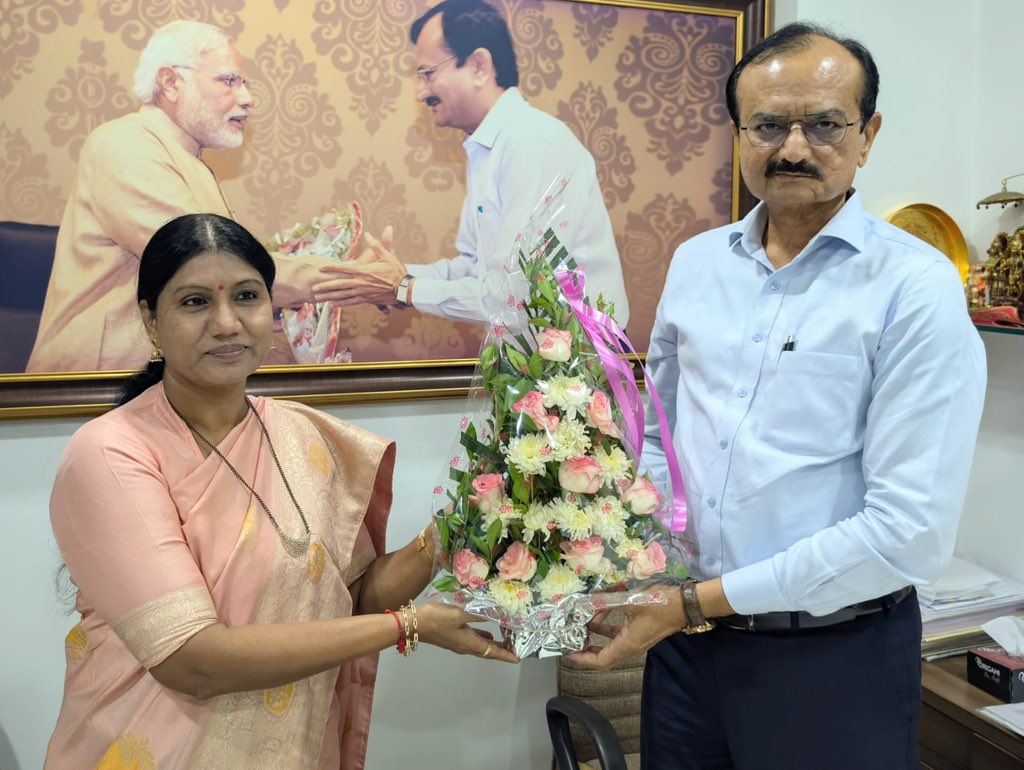 PradipsinhGuj's tweet photo. ગુજરાત સરકારમાં રાજ્યકક્ષાના મંત્રી બન્યા બાદ માન. શ્રીમતી દર્શનાબેન વાઘેલા એ આજરોજ કાર્યાલય ખાતે શુભેચ્છા મુલાકાત લીધી ત્યારે તેમને નવા દાયિત્વ માટે અભિનંદન સહ શુભેચ્છાઓ પાઠવી. https://t.co/Hz1utcRAhQ