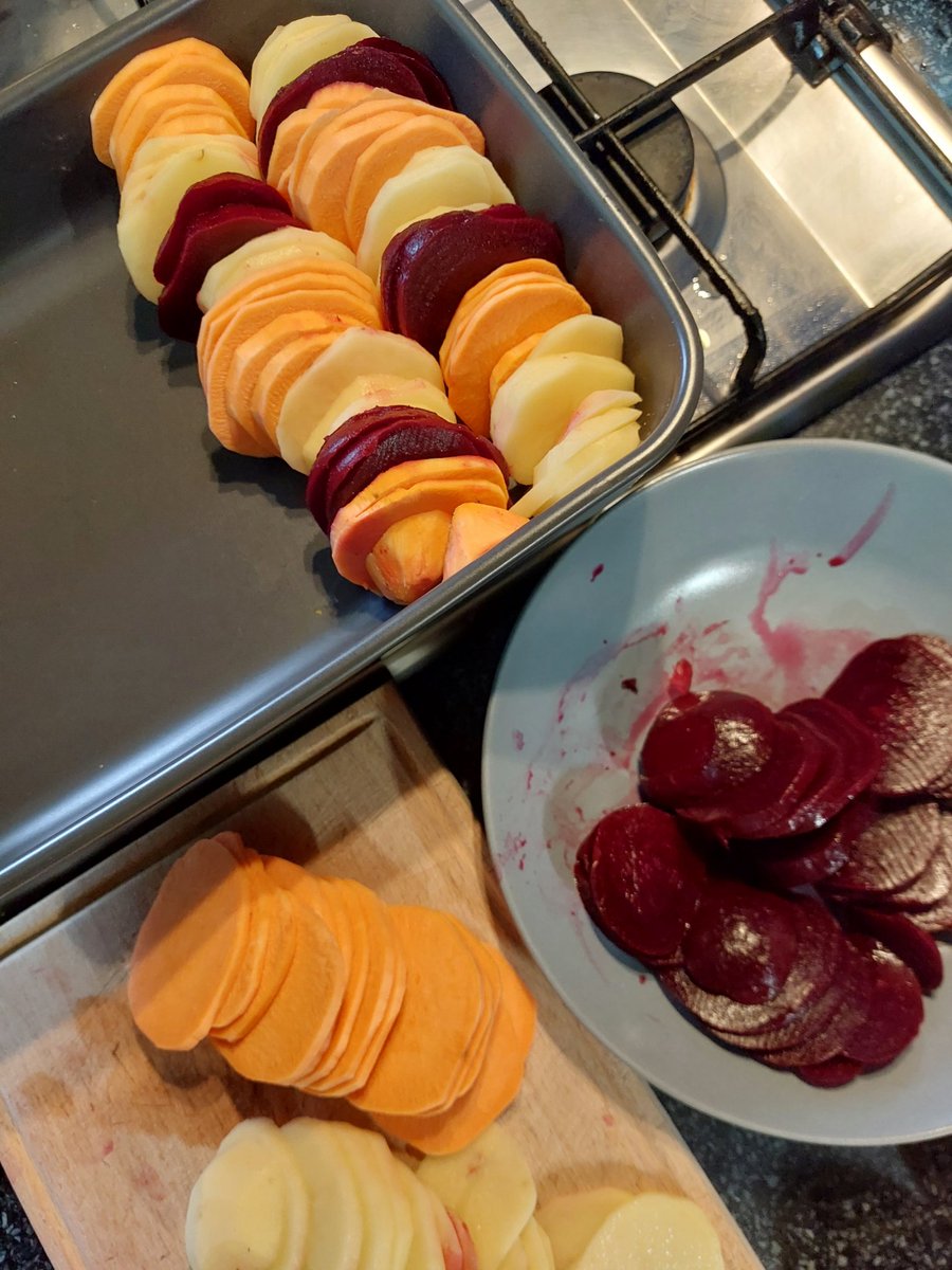 M_B_art's tweet image. #baked #sweetpotatoes #potatoes #beetroot #oliveoil #cream #marjoram #chives #parsley #emmental #cheddar #salt #groundpepper #springonion #Mayonnaise #ilikecooking