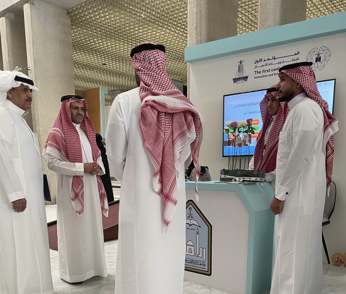 استقبل جناح #مركز_الابتكار_وريادة_الأعمال سعادة عميد البحث العلمي د. سالم بن علي اليامي خلال زيارته للمعرض المصاحب للمؤتمر الأول للابتكار وريادة الأعمال في الجامعات السعودية، حيث اطّلع سعادته على أبرز مبادرات وبرامج المركز الهادفة إلى دعم منظومة الابتكار وريادة الأعمال في