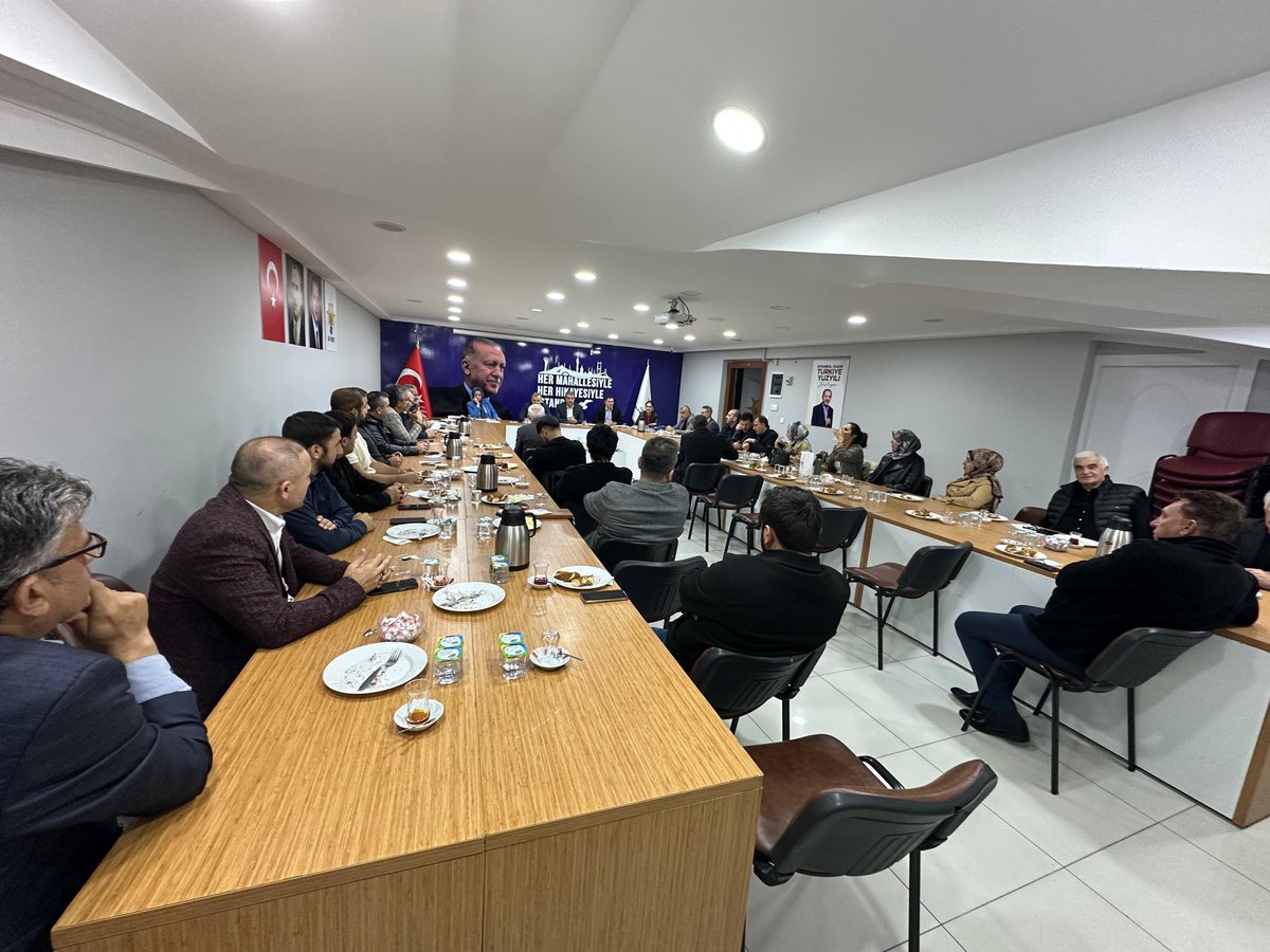 İlçe Başkanımız <a href="/MustafaY_K/">Mustafa Yalçınkaya 🇹🇷</a> 
İl koordinatörümüz <a href="/cetinaltindag47/">Çetin Altındağ</a>’ın katılımlarıyla  haftalık olağan Yönetim Kurulu toplantımızı gerçekleştirdik.

Zeytinburnu’muz için azim ve kararlılıkla 
çalışmaya devam ediyoruz.🇹🇷

<a href="/akpartiistanbul/">AK Parti İstanbul</a> 
<a href="/abdullahozdemir/">Abdullah Özdemir</a>
<a href="/haticetasht/">Hatice Taş</a> 
<a href="/yusufsahinv/">Yusuf Şahin</a>