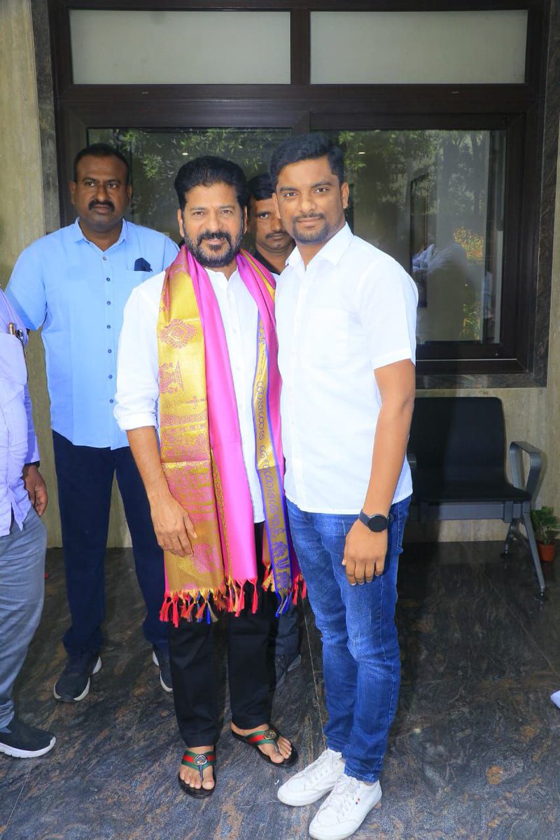 VamshiBtech's tweet image. కష్టపడి నిలబెట్టుకున్న కాంగ్రెస్ సోషల్ మీడియా కళ్ళెదుటే కూలుతుంటే, అందుకు కారణం సోషల్ మీడియా చైర్మనే అయితే, గుండె బరువెక్కి ఆవేదనతో చేస్తున్న రాజీనామా.

పార్లమెంటు ఎన్నికల వరకు సోషల్ మీడియాలో ఎలాంటి సమస్య లేదు. మేము పూర్తి స్వేచ్ఛతో పని చేశాము. పార్టీకి ఎప్పుడు చెడ్డపేరు రాకుండా…