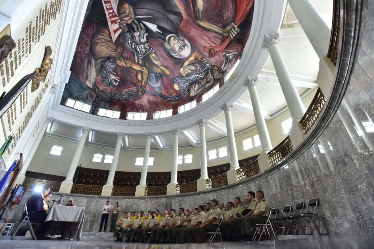 PCJalisco's tweet photo. #OrgulloPC 🎖️ Este martes, la Organización de Bomberos Organizacion de Bomberos Americanos @BomberosOBA, a través de nuestro Director General, Comandante Sergio Ramírez López y del Secretario General de Gobierno, Salvador Zamora, otorgó a dos de nuestros Comandantes Regionales las Condecoraciones OBA al Mérito Académico y al Mérito Dirigencial, reconocimientos internacionales que distinguen la excelencia, liderazgo y compromiso dentro del servicio de emergencias.

👨‍🚒 La Condecoración al Mérito Académico fue entregada al Comandante José Manuel Martínez Murillo, por su valiosa labor en la formación y capacitación de otros bomberos, su innovación en metodologías educativas y su contribución al desarrollo del conocimiento especializado.

🧵 1/2