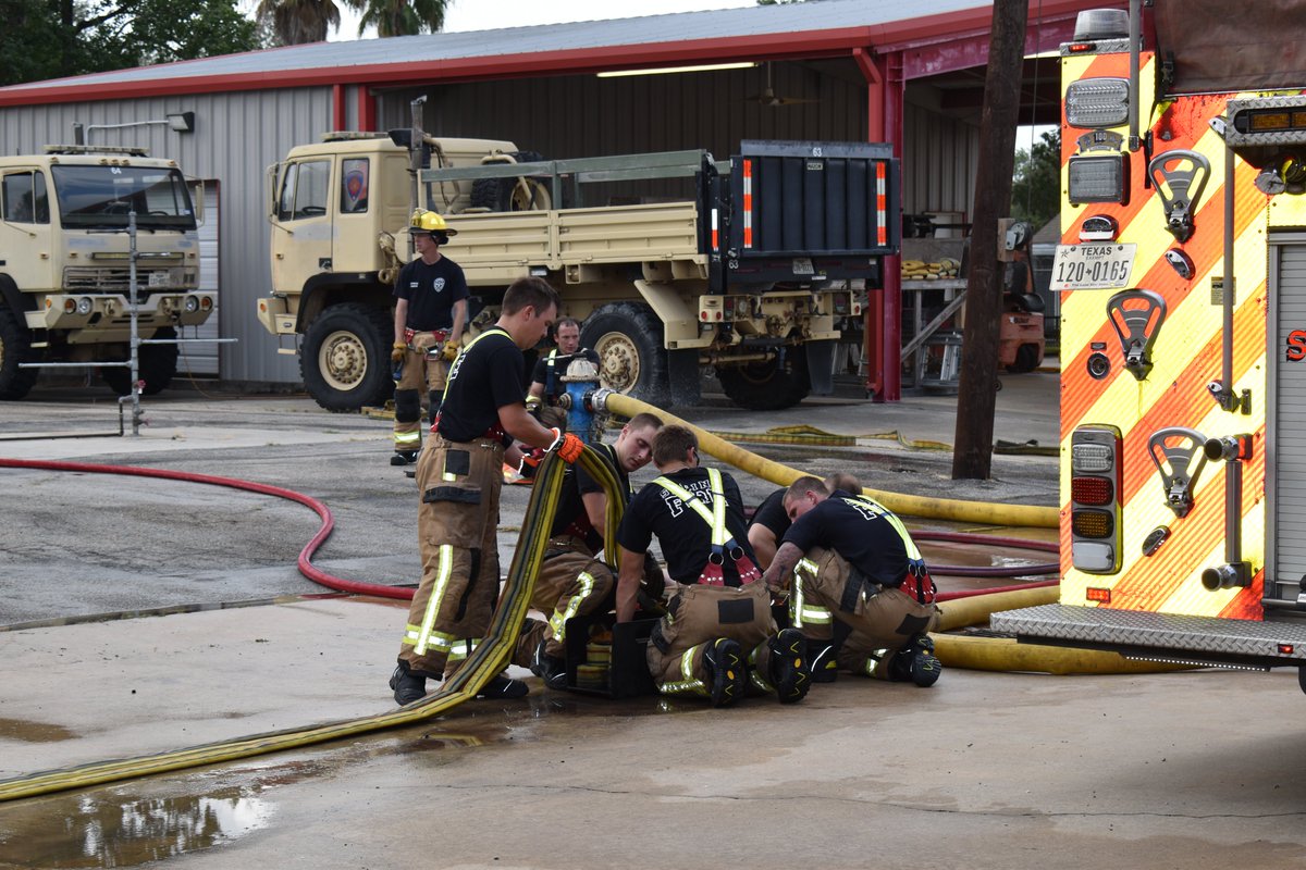 Springfdtx's tweet image. Spring Fire's newest firefighters are in week two of their orientation academy. This morning's agenda -- hose skills.
#TrainingTuesday #firefighters #springtx