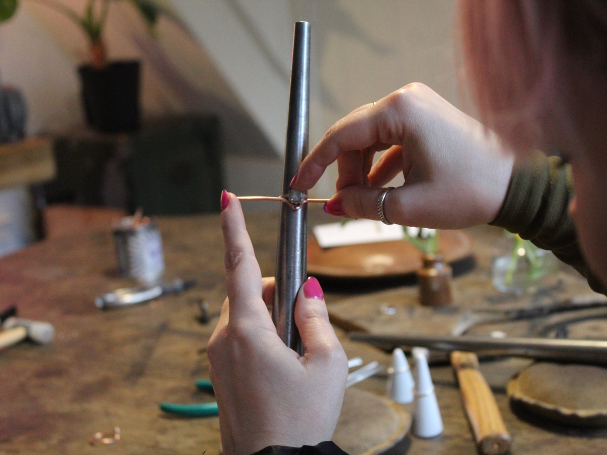 Quarterworkshop's tweet image. Why handmade? 💍✨
Handcrafting slows everything down, inviting you to be present, to savour each moment, and to truly connect with what you’re making. It’s the tiny marks, the human touch, the quiet pride that makes it personal… and perfectly yours. 💛
#handmadejewellery