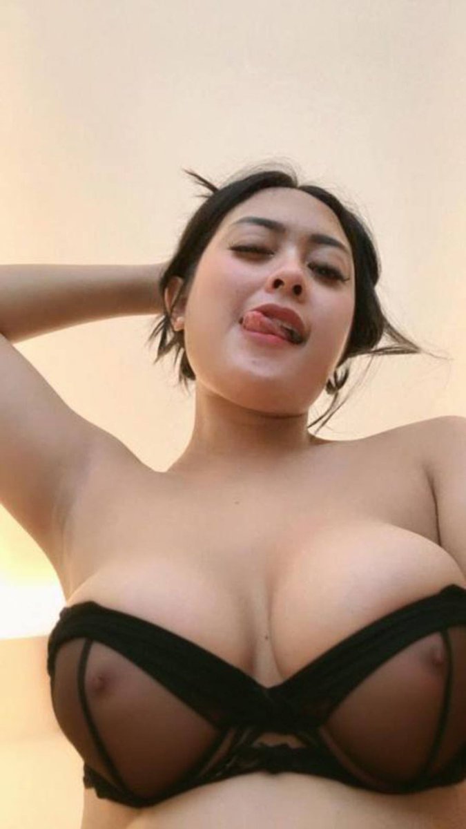 Así son las fotos de mi esposa que les envía a los 3 machos recurrentes que se la cogen..