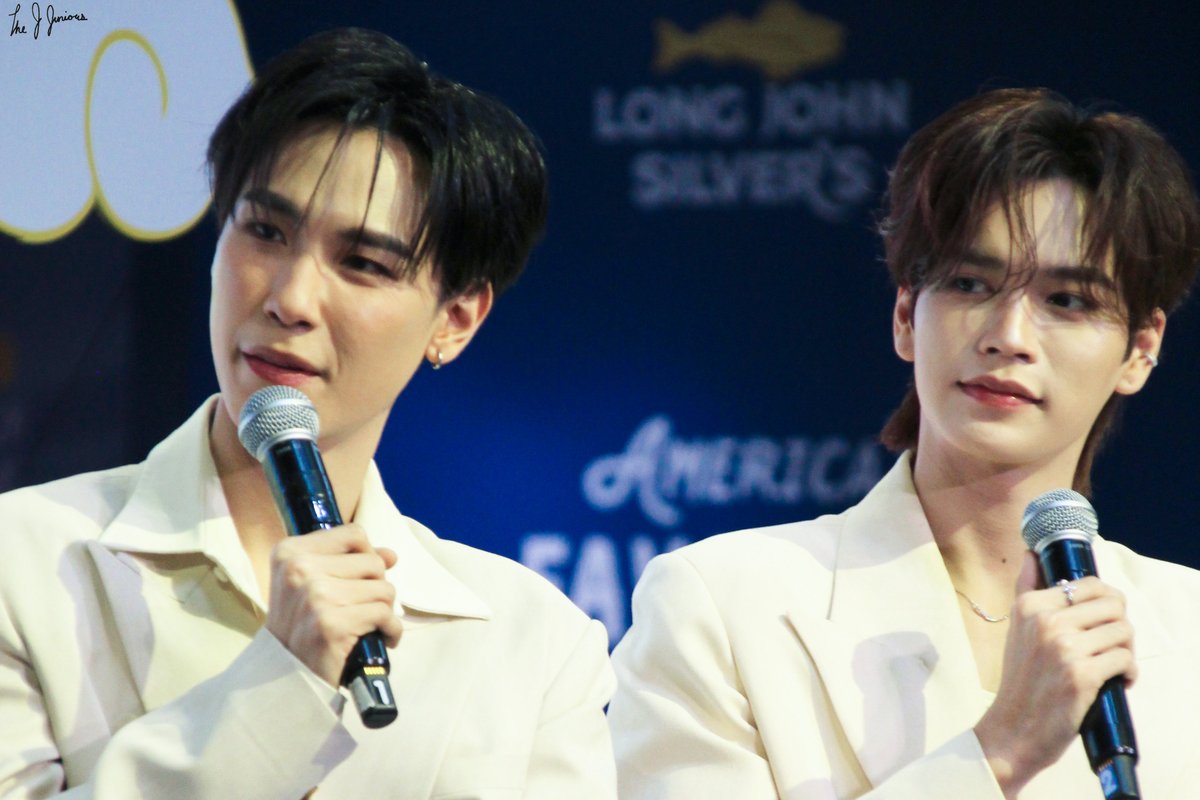 Thej_Juniors's tweet image. [ 21 . 10 . 25 ]

JM JBESTIVAL 2025

#DNAxJuniorMark 
#กินเจทั้งทีมันต้องดีน่า
#เชื่อว่าดีมันต้องดีน่า
#DNAJBestival2025
#JuniorMark #Junniorrs

   ขอขอบคุณทาง ดีน่า ที่ให้เกียรติเชิญ จูเนียร์ มาร์ค ไปร่วมงาน เจ Bestival by DNA ในวันนี้นะครับ เป็นงานที่สนุกสนาน มีความสุข ยิ้ม…