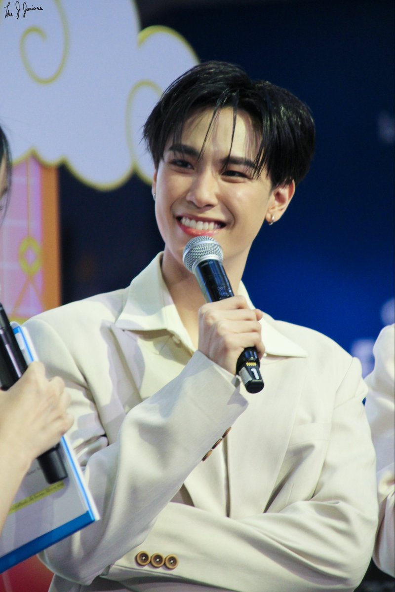 Thej_Juniors's tweet image. [ 21 . 10 . 25 ]

JM JBESTIVAL 2025

#DNAxJuniorMark 
#กินเจทั้งทีมันต้องดีน่า
#เชื่อว่าดีมันต้องดีน่า
#DNAJBestival2025
#JuniorMark #Junniorrs

   ขอขอบคุณทาง ดีน่า ที่ให้เกียรติเชิญ จูเนียร์ มาร์ค ไปร่วมงาน เจ Bestival by DNA ในวันนี้นะครับ เป็นงานที่สนุกสนาน มีความสุข ยิ้ม…