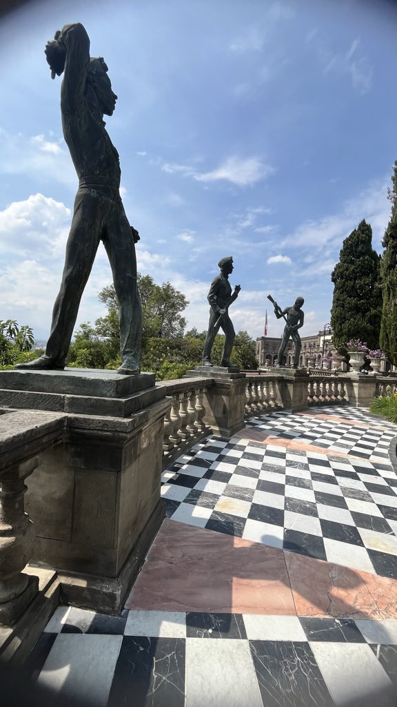 Nmeza1201's tweet image. Buenos días a tod@s que tengan un día repleto de bendiciones y alegrías #CastillodeChapultepec