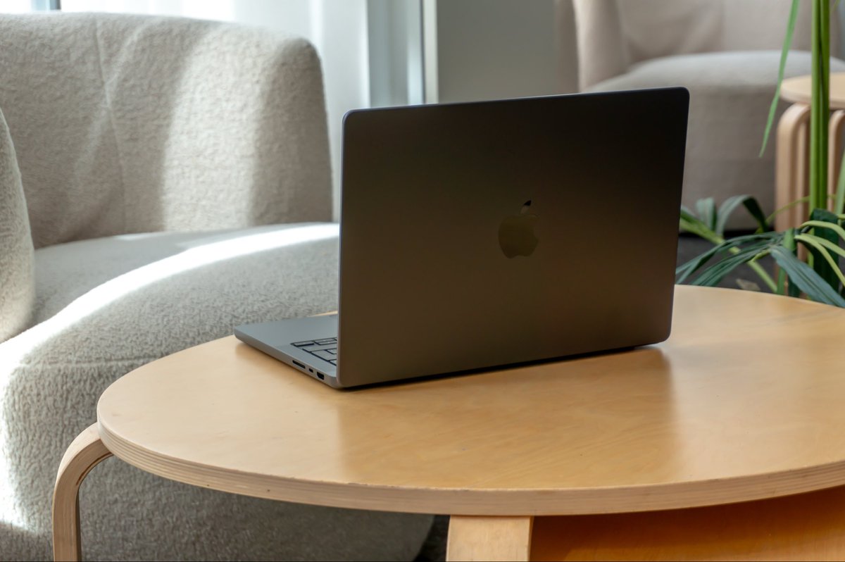 pedroaznar's tweet photo. El MacBook Pro M5 mantiene su diseño pero desata la potencia con lo último de Apple Silicon. Llego probándolo días y es un estudio de creación de altísimo nivel… minimizado en un portátil diseñado para acompañarnos donde vayamos. https://t.co/mrPvdWNprK