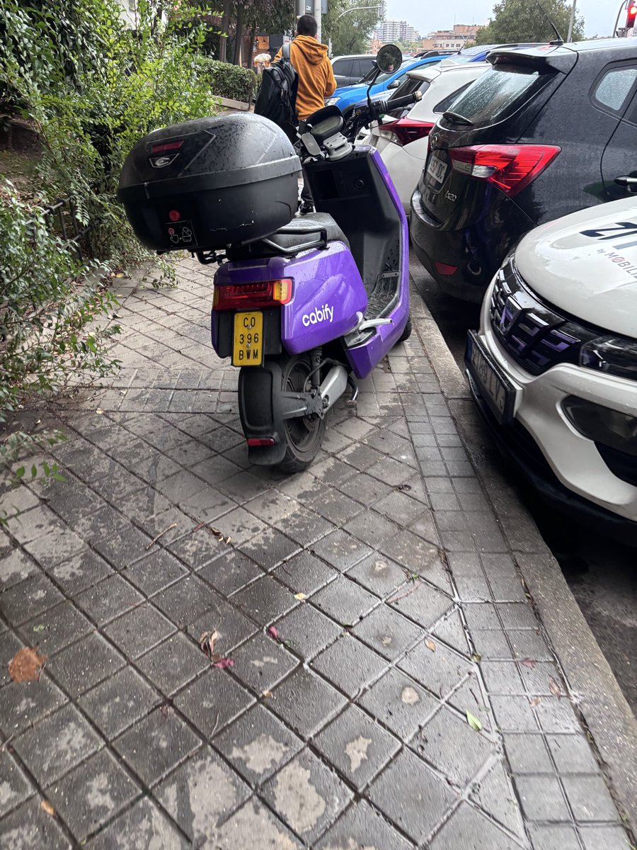 Hola <a href="/cabify_espana/">Cabify España</a> <a href="/MADRID/">Ayuntamiento Madrid</a> esta moto lleva una semana aparcada en medio de la acera (Avenida Granapanes) ¿podéis hacer algo, por favor?