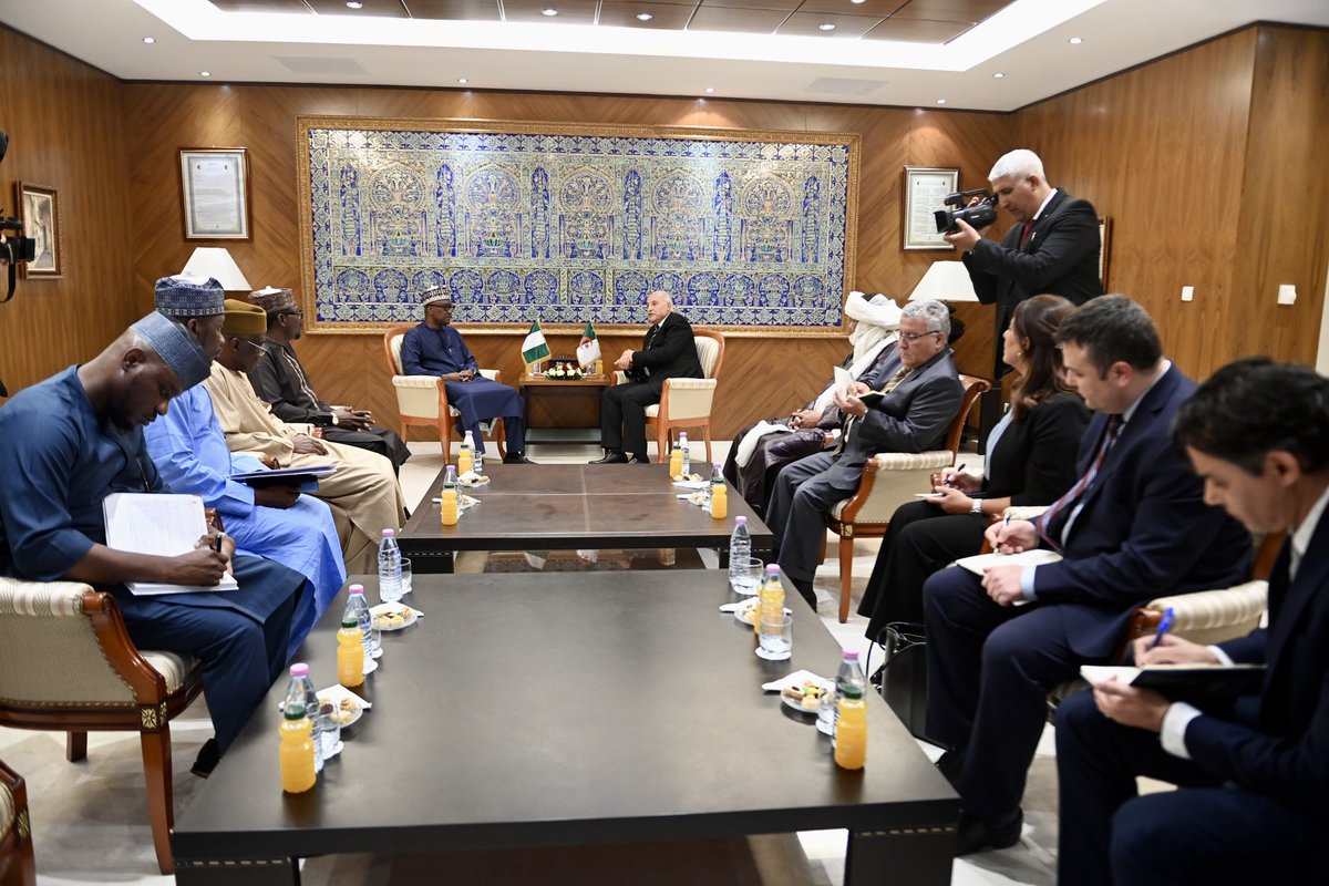 استقبل وزير الدولة، وزير الشؤون الخارجية والجالية الوطنية بالخارج والشؤون الإفريقية، السيّد <a href="/AhmedAttaf_Dz/">أحمد عطاف Ahmed Attaf</a> اليوم بمقر الوزارة، رئيس مجلس النوّاب بجمهورية نيجيريا الاتحادية، الدكتور تاج الدين عباس، الذي يقوم بزيارة رسمية إلى الجزائر بدعوة من المجلس الشعبي الوطني. 
🇩🇿🇳🇬
