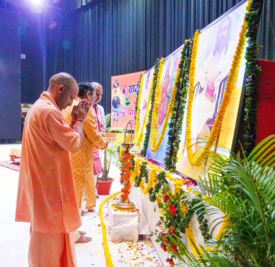 myogiadityanath's tweet image. राष्ट्रीय स्वयंसेवक संघ के तत्वावधान में आज गोरखपुर में आयोजित संघ शताब्दी दीपोत्सव के अंतर्गत 'विचार-परिवार कुटुम्ब स्नेह मिलन' कार्यक्रम में सहभाग किया।
कुटुम्ब मिलन का यह कार्यक्रम 'परिवार संस्कार' की एक पाठशाला है।
विचार परिवार से जुड़े सभी स्वयंसेवकों को पावन पर्व दीपावली…