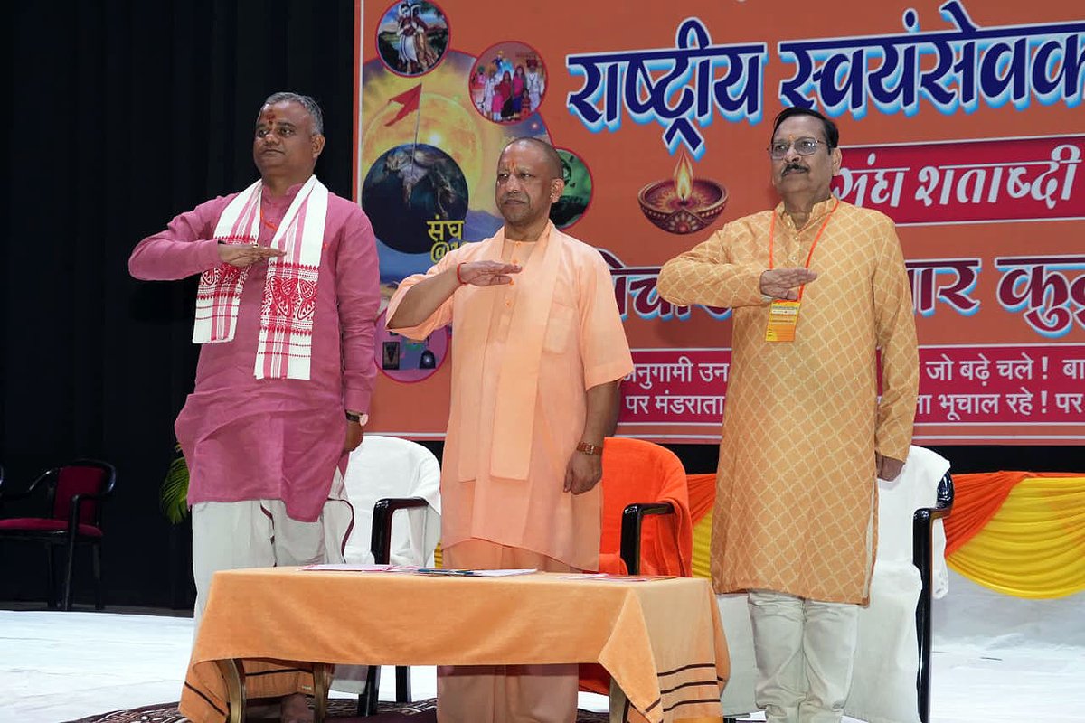 myogiadityanath's tweet image. राष्ट्रीय स्वयंसेवक संघ के तत्वावधान में आज गोरखपुर में आयोजित संघ शताब्दी दीपोत्सव के अंतर्गत 'विचार-परिवार कुटुम्ब स्नेह मिलन' कार्यक्रम में सहभाग किया।
कुटुम्ब मिलन का यह कार्यक्रम 'परिवार संस्कार' की एक पाठशाला है।
विचार परिवार से जुड़े सभी स्वयंसेवकों को पावन पर्व दीपावली…
