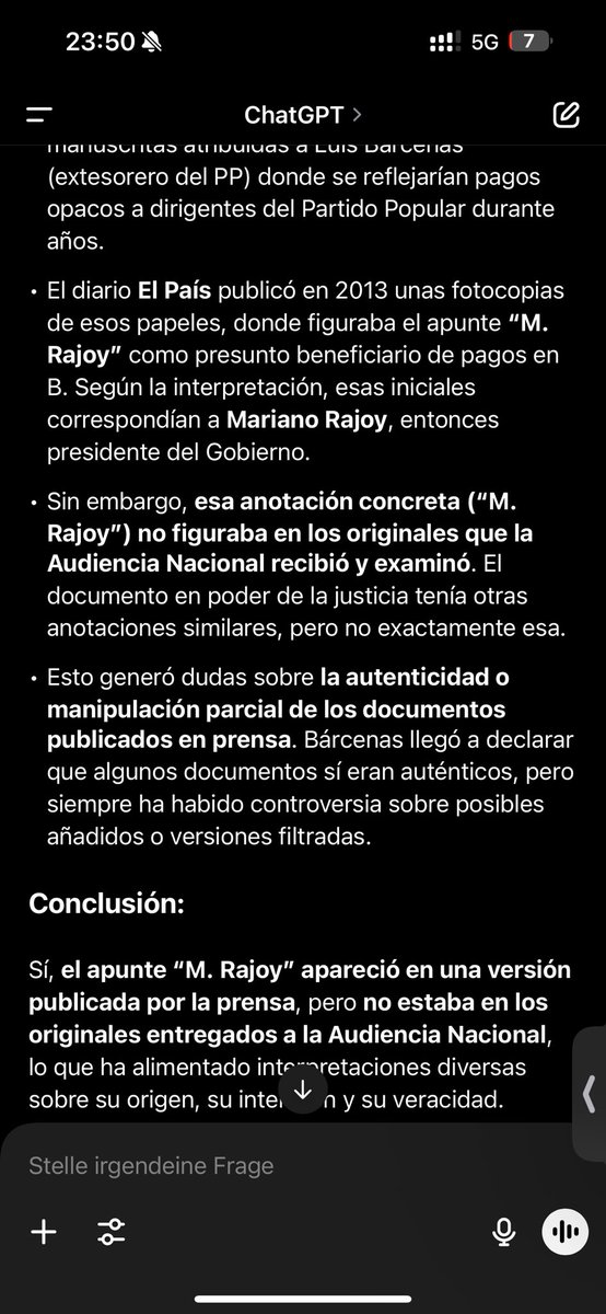 capTercio's tweet photo. ¿Sabéis que el apunte "M.Rajoy" de los papeles de Bárcenas fue un añadido posterior de El Pais y que esa anotación no aparece en los papeles originales que se entregaron a la Audiencia Nacional? 
El añadido no cuadra con las hojas anterior y posterior. Incluso se escribió con tinta diferente.
Ésto solo demuestra lo inútil que es el PP a nivel de comunicación y están tan acomplejados que no son capaces de desmontar ese bulo tan usado por la izquierda. Y si encima tienen enfrente a unos expertos en vender relato, apaga y vámonos.
La sentencia expone literalmente que “M. Rajoy” figura en un apunte duplicado pero no en la hoja original, y que esa inclusión fue hecha por orden de Lapuerta.