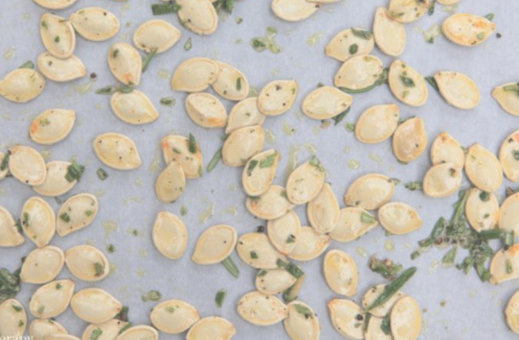 ModeraHollywood's tweet photo. Carving Pumpkins? Don't toss the seeds! Bake them and enjoy a delicious snack

SWEET AND SALTY ROSEMARY PUMPKIN SEEDS RECIPE
INGREDIENTS
• 1 cup freshly harvested pumpkin seeds
• 2 tbsp finely chopped fresh rosemary
• 2 tbsp olive oil
• 1 tsp sugar
• Sea salt and cracked... https://t.co/B0k9SjBPJ8