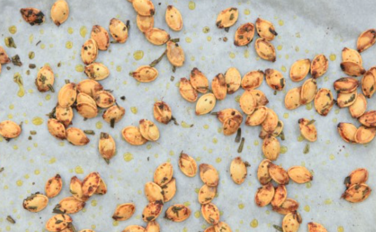 ModeraHollywood's tweet photo. Carving Pumpkins? Don't toss the seeds! Bake them and enjoy a delicious snack

SWEET AND SALTY ROSEMARY PUMPKIN SEEDS RECIPE
INGREDIENTS
• 1 cup freshly harvested pumpkin seeds
• 2 tbsp finely chopped fresh rosemary
• 2 tbsp olive oil
• 1 tsp sugar
• Sea salt and cracked... https://t.co/B0k9SjBPJ8