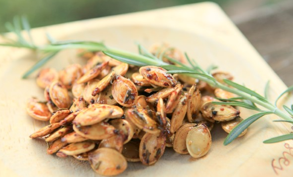 ModeraHollywood's tweet photo. Carving Pumpkins? Don't toss the seeds! Bake them and enjoy a delicious snack

SWEET AND SALTY ROSEMARY PUMPKIN SEEDS RECIPE
INGREDIENTS
• 1 cup freshly harvested pumpkin seeds
• 2 tbsp finely chopped fresh rosemary
• 2 tbsp olive oil
• 1 tsp sugar
• Sea salt and cracked... https://t.co/B0k9SjBPJ8