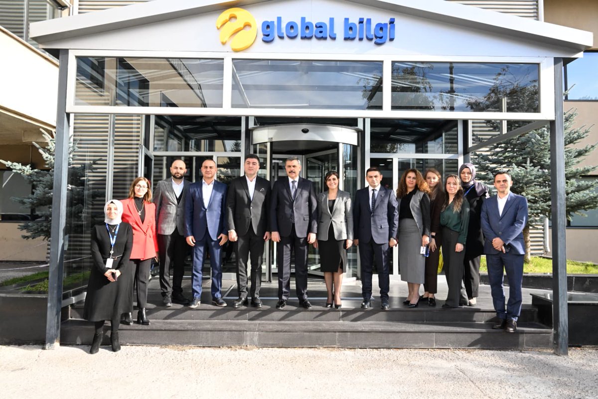 ErzurumValiligi's tweet photo. 📌 Valimiz Sayın Mustafa Çiftçi, 1. Organize Sanayi Bölgesi’nde hizmet veren Turkcell Global Bilgi Çağrı Merkezini ziyaret etti.

📌 Valimiz Sayın Çiftçi, Doğu Anadolu Bölge Müdürü Seçil Turan'dan kurumla ilgili bilgi aldı. 

📌 Ziyarette Valimiz Sayın Çiftçi’ye; Aziziye Kaymakamı Muhammet Tugay, 1. Organize Sanayi Bölgesi Yönetim Kurulu Başkanı Murat Urkuç ve 1. OSB Müdürü İhsan Ateş eşlik etti. 

ℹ️ 1 Aralık 2005'te Anadolu’nun ilk çağrı merkezi ünvanıyla açılan Turkcell Global Bilgi A.Ş. 1600 kişi ile şehrin en büyük iş veren kuruluşlarından biridir. Merkezî Hekim Randevu Sistemi (MHRS) ihalesi kapsamında önümüzdeki kasım ayında alınacak olan 1000 kişiyle toplamda 2600 kişilik istihdama ulaşacak. 

ℹ️ Çalışanlarının %70’i kadın, %30’u erkek olan ve şehirde kadın istihdamına en fazla katkı sağlayan kuruluşlardan biri olan Turkcell Global Bilgi, Turkcell Müşteri Hizmetleri işinde Bireysel ve Kurumsal Müşteri Hizmetleri, Superonline, Satış, Back Office ve Bayi Destek ekipleriyle 32 farklı operasyon üzerinden 7/24 hizmet sunmaktadır.

ℹ️ Firma, çalışanlarının %90’ını "home office" modeliyle çalışırken 1. Organize Sanayi Bölgesi’ndeki merkez binasında günlük 600 çalışanını ağırlayarak hizmet vermeye devam etmektedir.