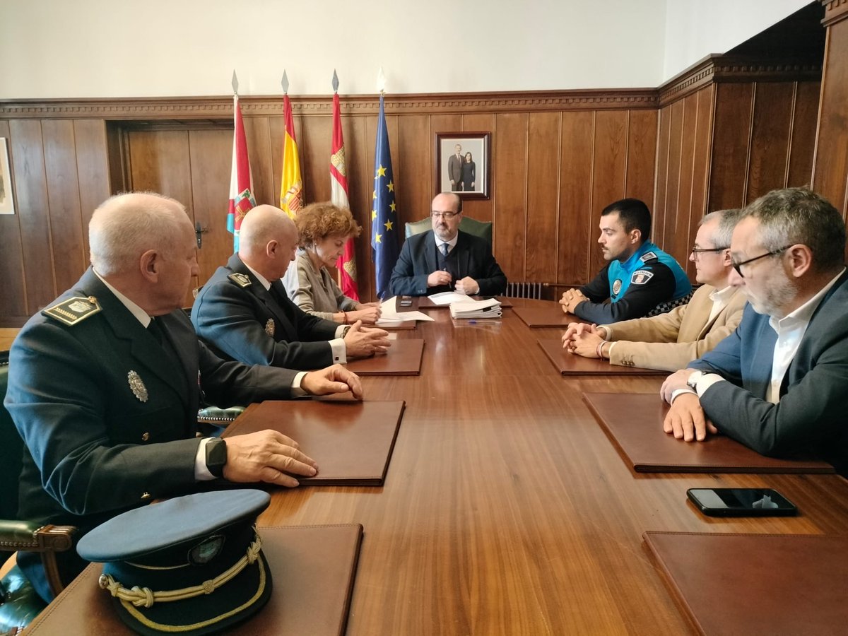 Marco Morala (@moralamarco) on Twitter photo Con la incorporación de un nuevo agente vamos cumpliendo nuestro compromiso de dotar de personal a nuestra Policia Municipal. Con la incorporación de un nuevo agente vamos cumpliendo nuestro compromiso de dotar de personal a nuestra Policia Municipal.