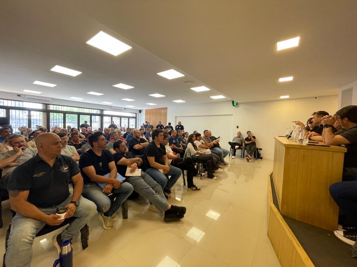 PLENARIO de SECRETARIOS y SECRETARIAS GENERALES de los SINDICATOS MUNICIPALES ADHERIDOS a la FE.SI.MU.BO

Con la presencia del Secretario General Rubén Cholo García y del Secretario General electo Hernán Doval se realizó el Plenario en nuestra sede.

Los principales