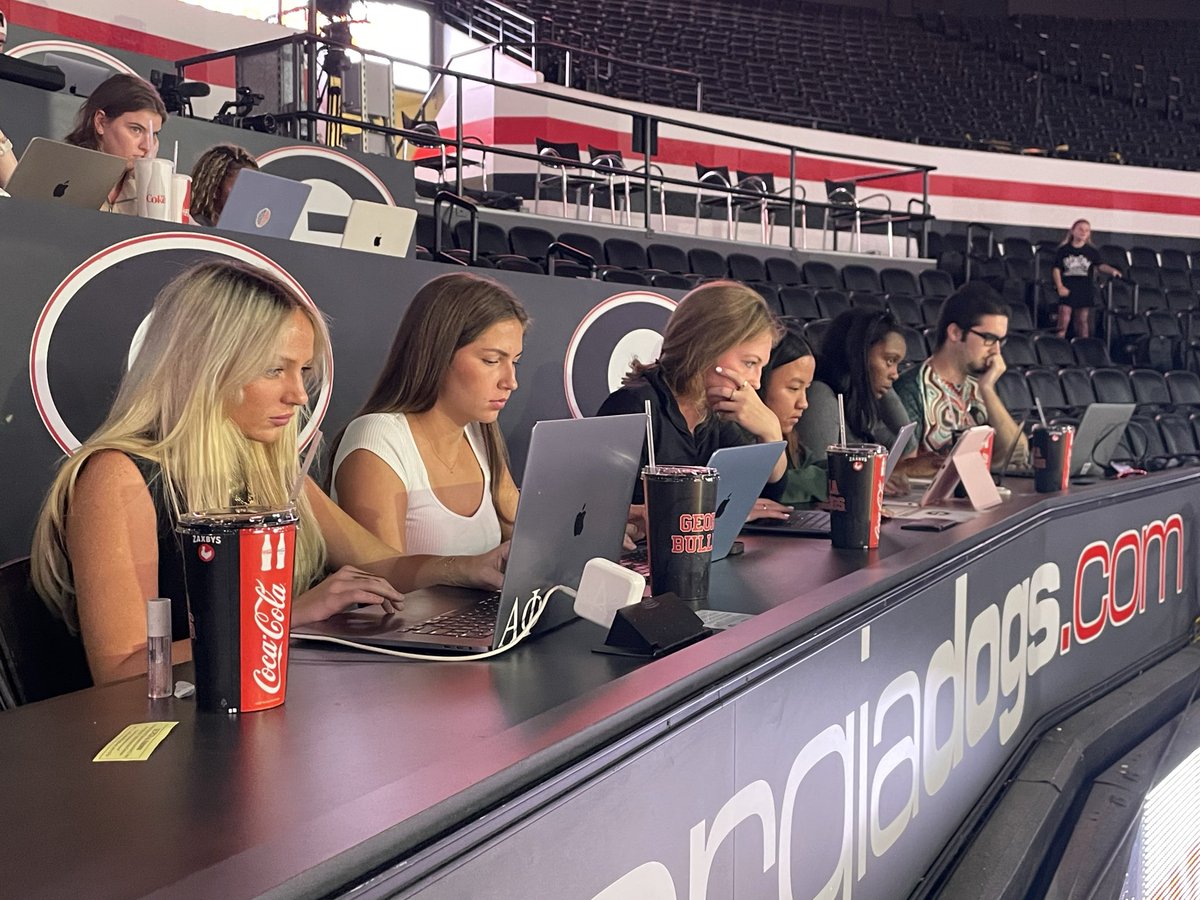 As many college students spend their Friday nights unwinding (partying 😏) and celebrating the ends of long school weeks, these <a href="/SportsMediaUGA/">SportsMediaUGA</a> students have spent the past two at soccer and volleyball home wins, honing their in-game &amp; postgame coverage skills.
#ugagrady #godawgs