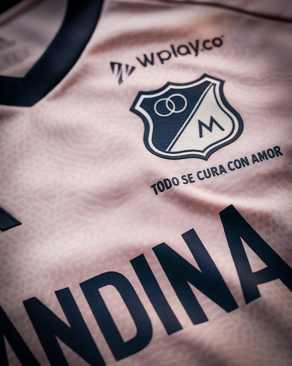 Hoy el Campín guarda silencio para honrar a un grande. Siempre llevaremos en el corazón que todo se cura con amor. Gracias eternas Miguel Ángel Russo. ✨️💙♾️