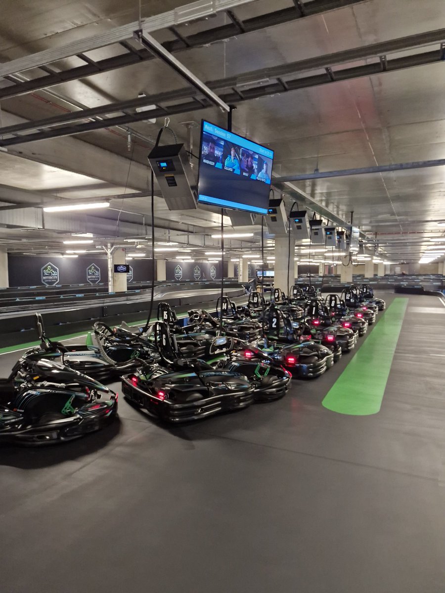 Jestas tämä oli hauskaa! Ensimmäistä kertaa ajamassa kartingia 58-vuotiaana: menee sarjaan "parempi myöhään"! Mahtava sisäkartingrata tullut ihan Tallinnan keskustaan, maan alle.